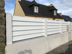 Mur enduit et palissade PVC