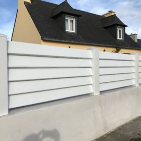 Mur enduit et palissade PVC