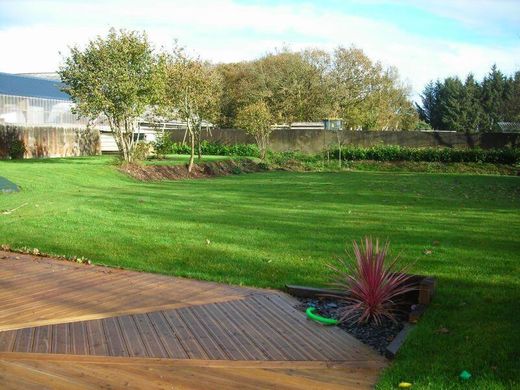 jardin aménagé avec terrasse en bois