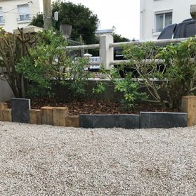 Bordure schiste et poutre chêne