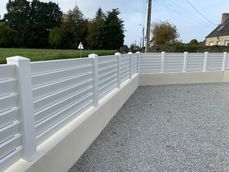 Palissade PVC sur mur enduit