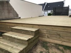 Terrasse en pin avec escalier