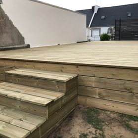 Terrasse en pin avec escalier